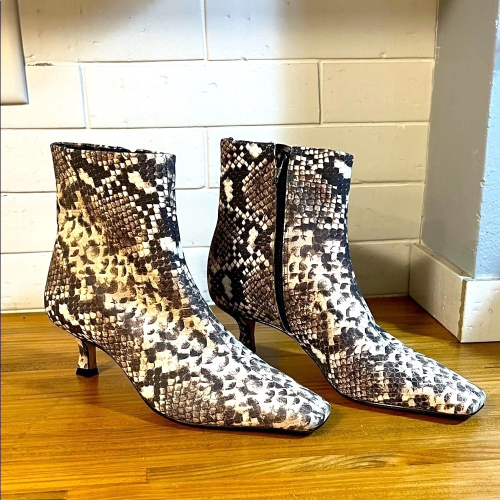 NWOB Gianni Bini Palmero Women’s Snake Print Snip Toe Bootie